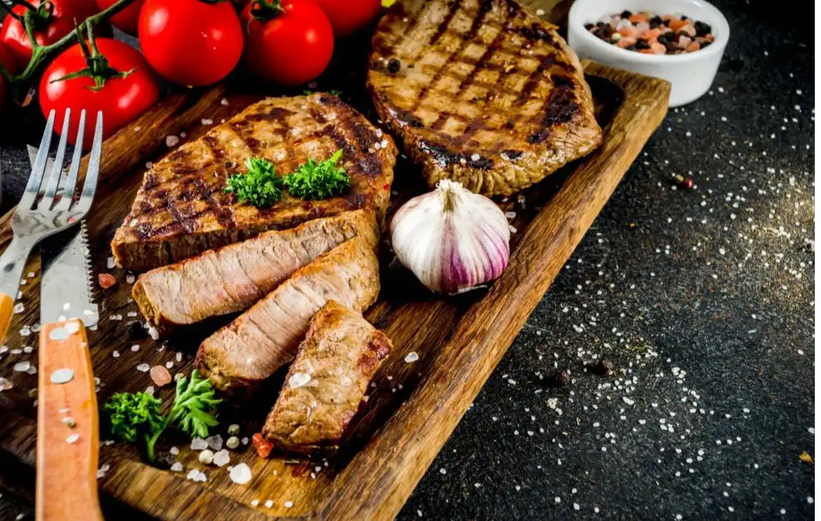 Perfekt gegrillte Steaks auf rustikalem Holzbrett