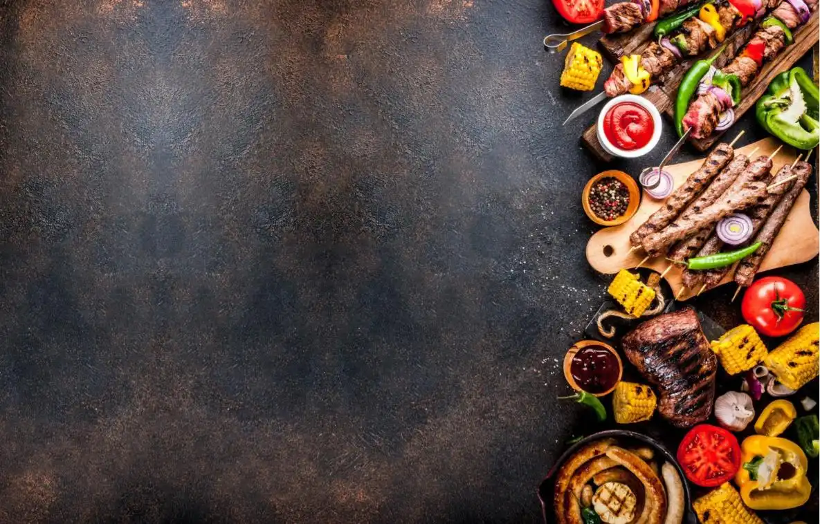 Vielfaeltiges Grillgut mit Fleischspiessen und gegrilltem Gemuese