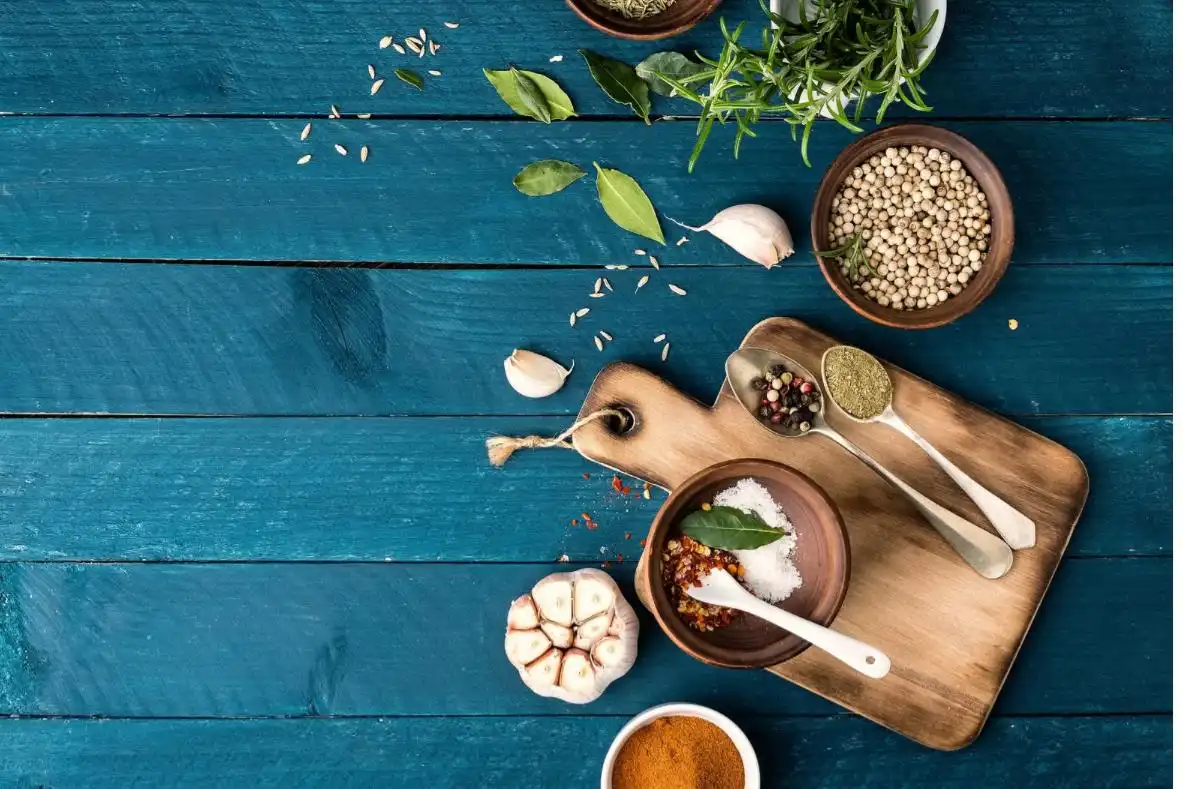 Mediterrane Gewuerze und frische Kraeuter fuer die Grillschule