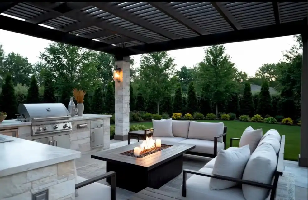Luxurioese Outdoor-Grilllounge mit Pergola und Feuerstelle
