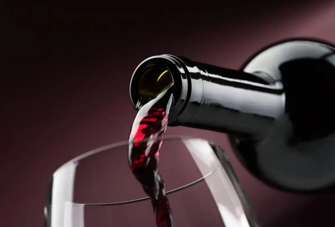 Rotwein wird eingeschenkt - Weinbegleitung zum Grillabend