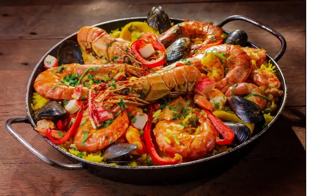 Traditionelle spanische Meeresfruechte-Paella auf Mallorca